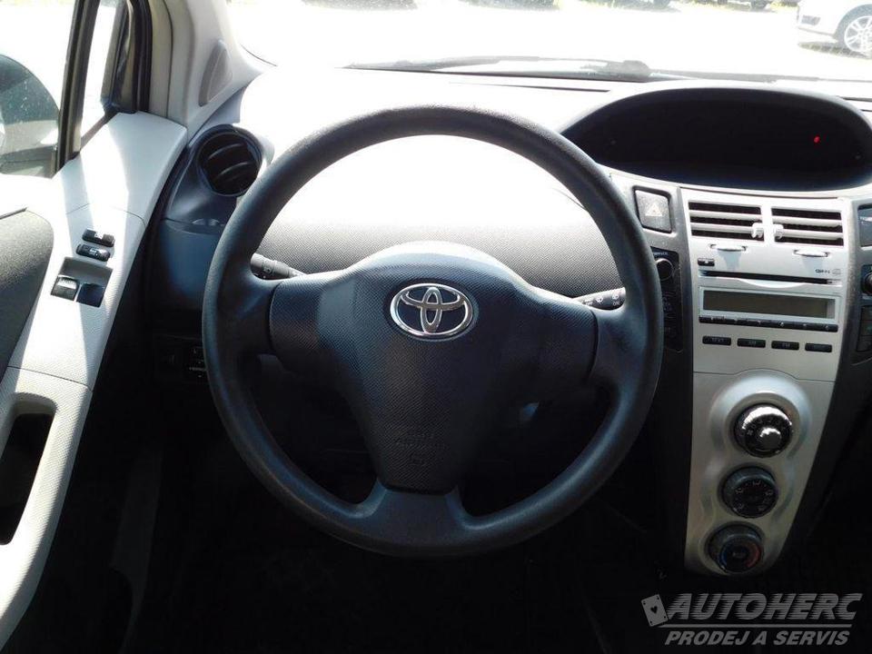 Toyota Yaris 1.3 i 64kw čr