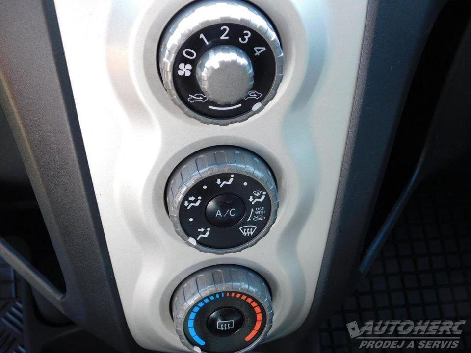 Toyota Yaris 1.3 i 64kw čr