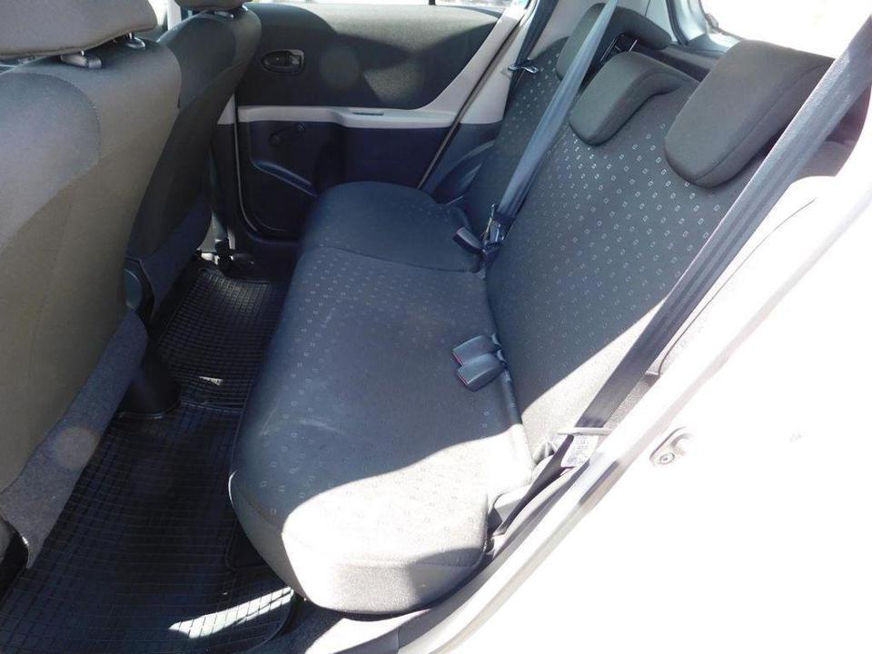 Toyota Yaris 1.3 i 64kw čr