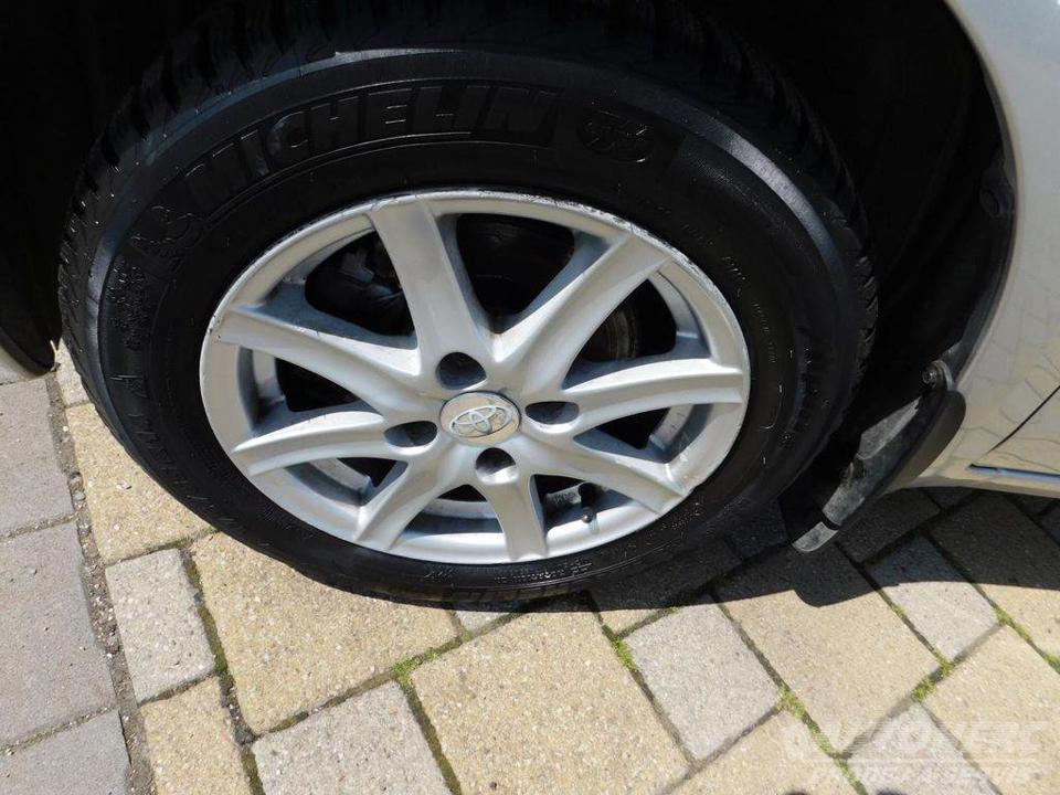 Toyota Yaris 1.3 i 64kw čr