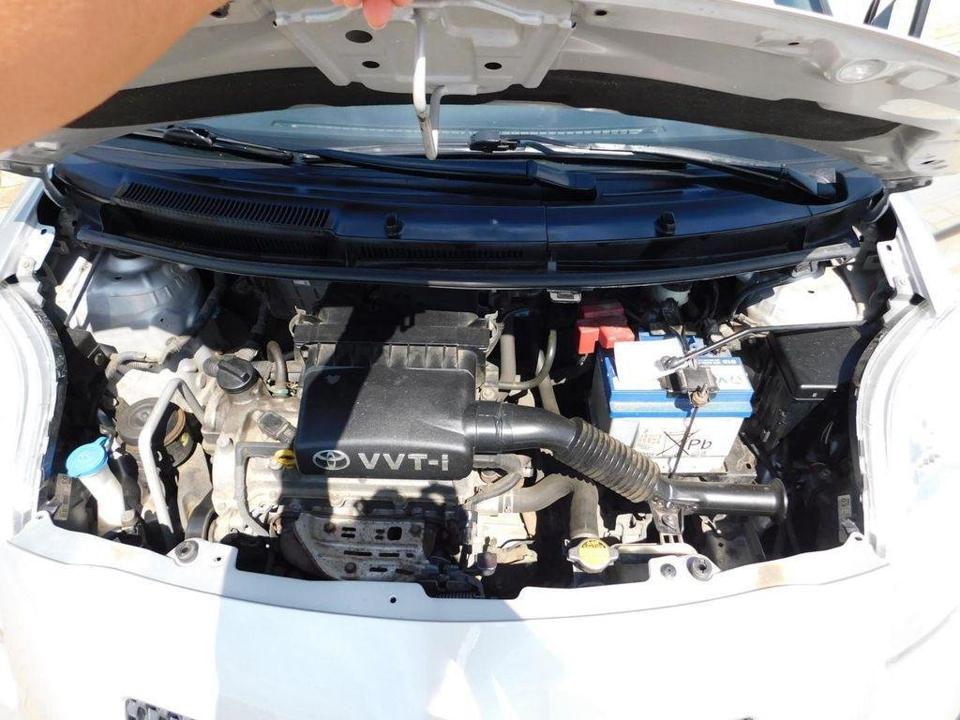 Toyota Yaris 1.3 i 64kw čr