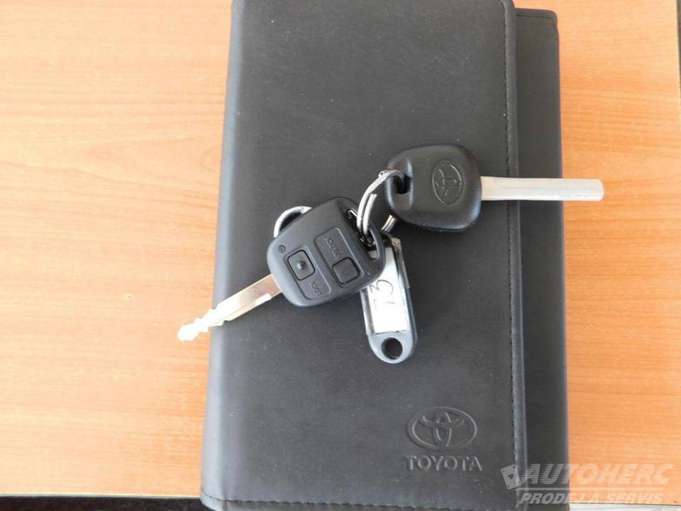 Toyota Yaris 1.3 i 64kw čr