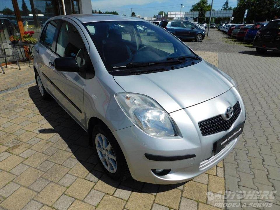 Toyota Yaris 1.3 i 64kw čr