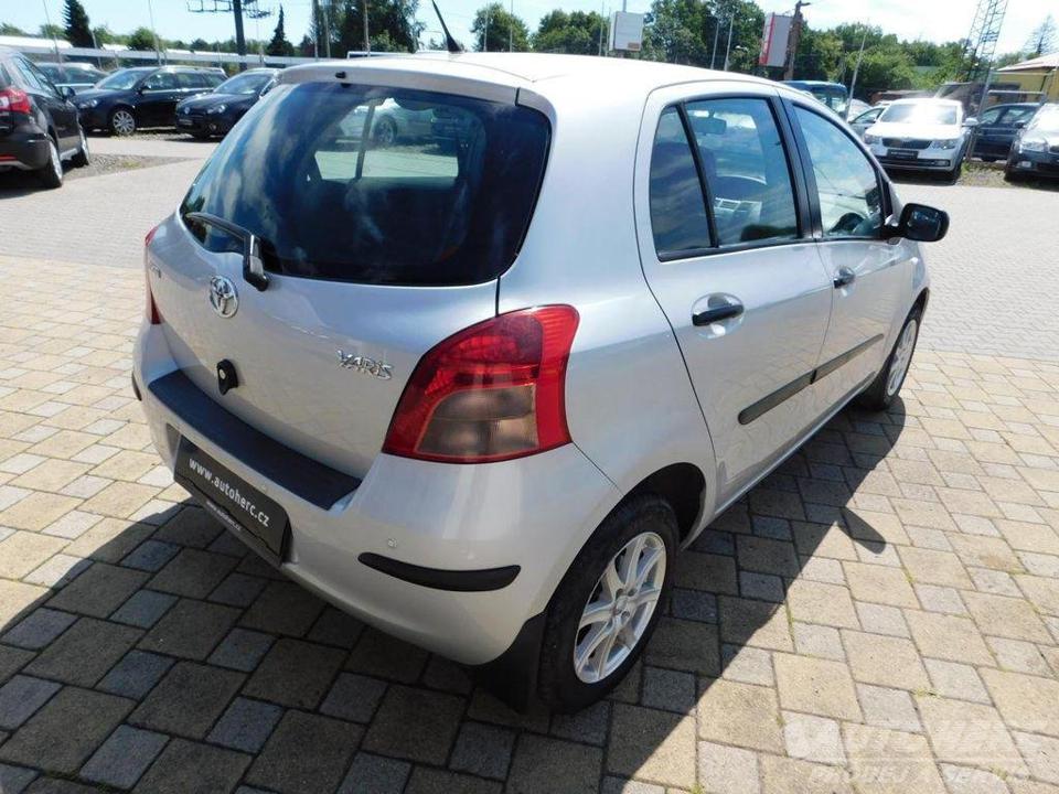 Toyota Yaris 1.3 i 64kw čr