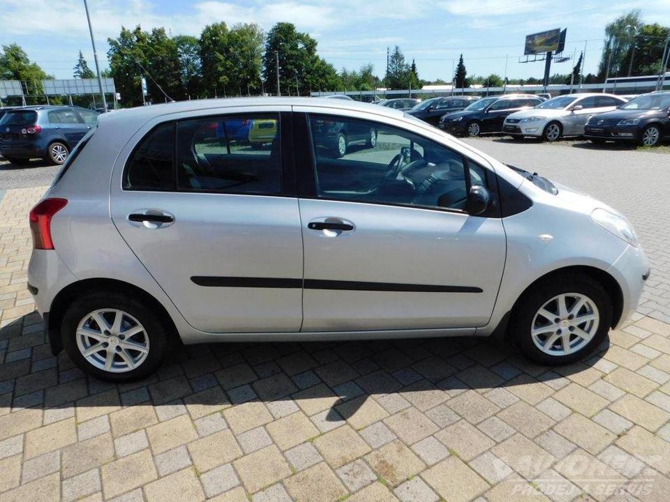Toyota Yaris 1.3 i 64kw čr