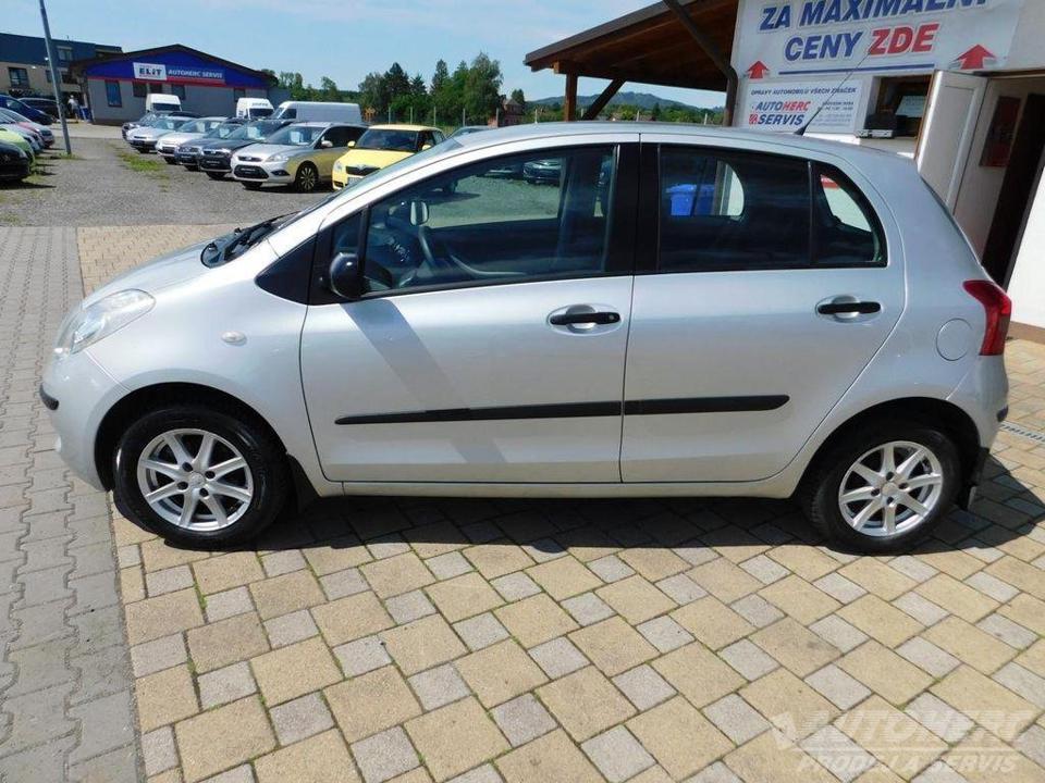 Toyota Yaris 1.3 i 64kw čr