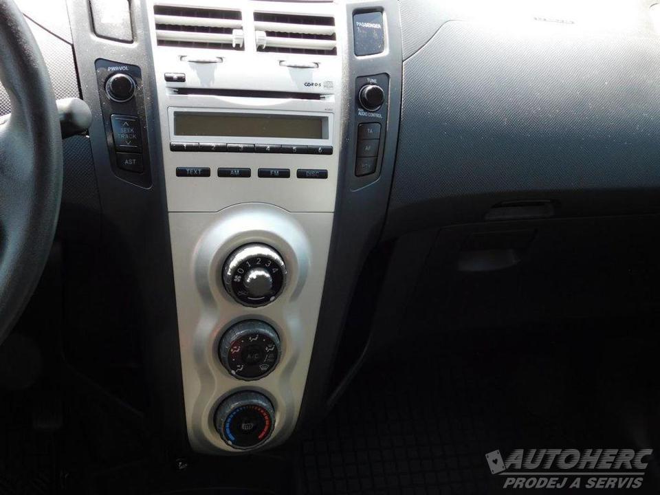 Toyota Yaris 1.3 i 64kw čr