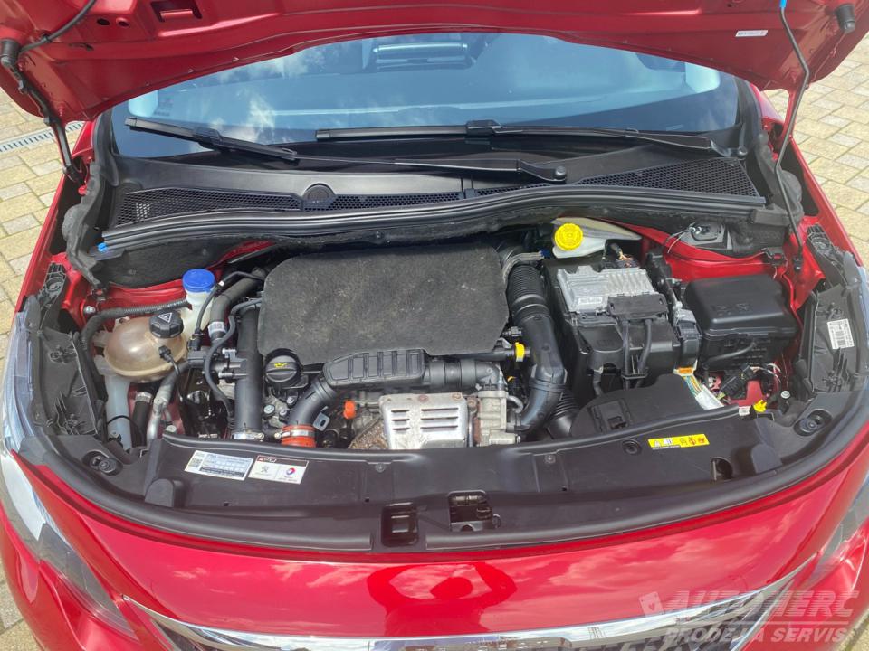 Peugeot 2008 1.2 Pure Tech ČR