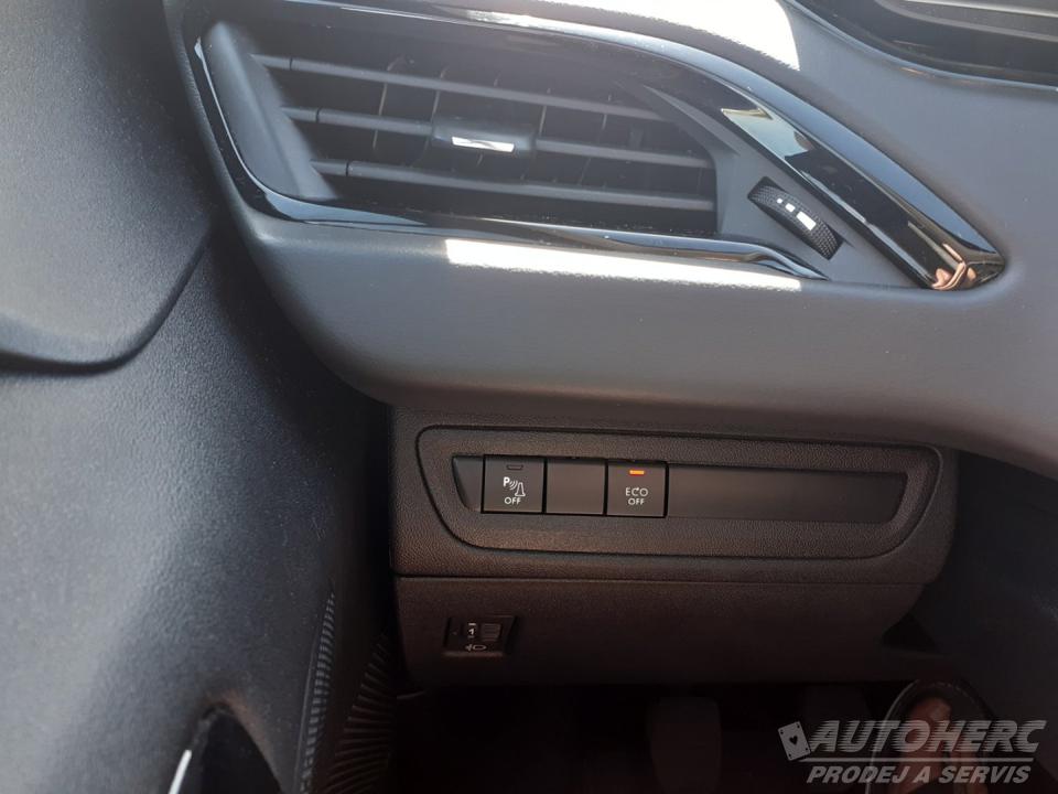 Peugeot 208 1.2 PT 1 .Maj .ČR