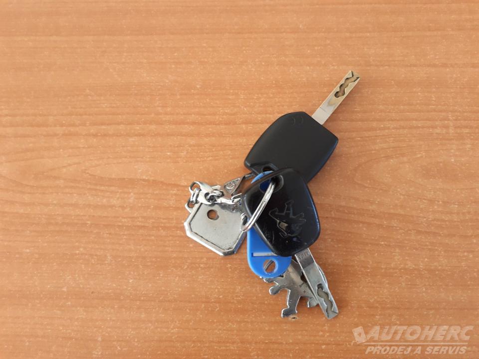 Peugeot 107 1.0 3 DV  ČR