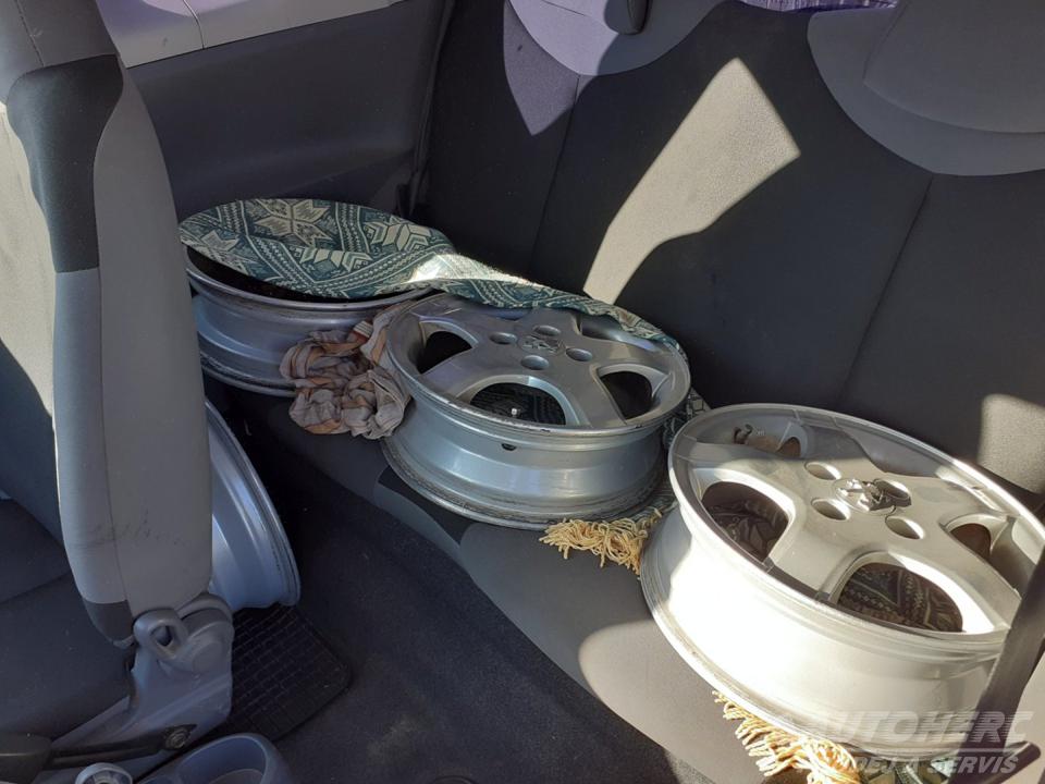 Peugeot 107 1.0 3 DV  ČR